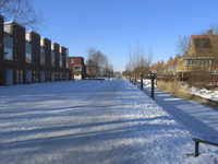 901318 Gezicht op de besneeuwde Heldammersingel in de buurt De Balije te De Meern (gemeente Utrecht), vanaf het ...